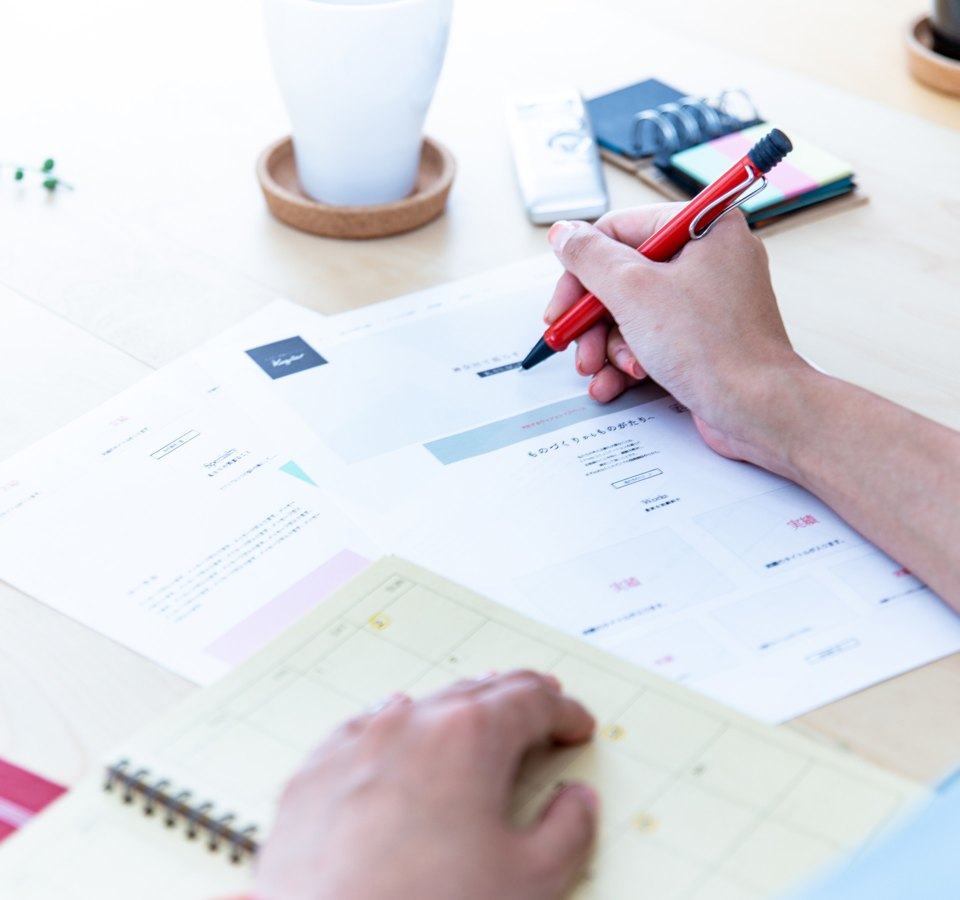 ホームページの設計書を描く手元