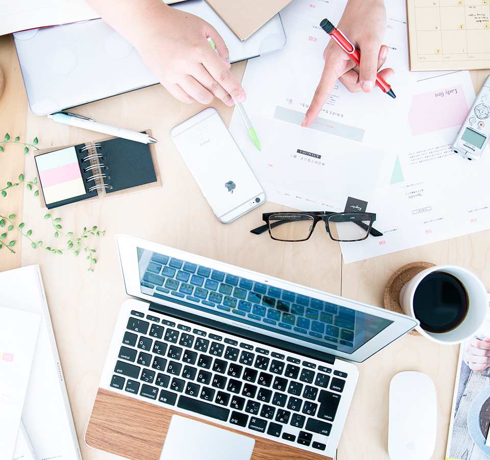 打ち合わせをするスタッフの手元