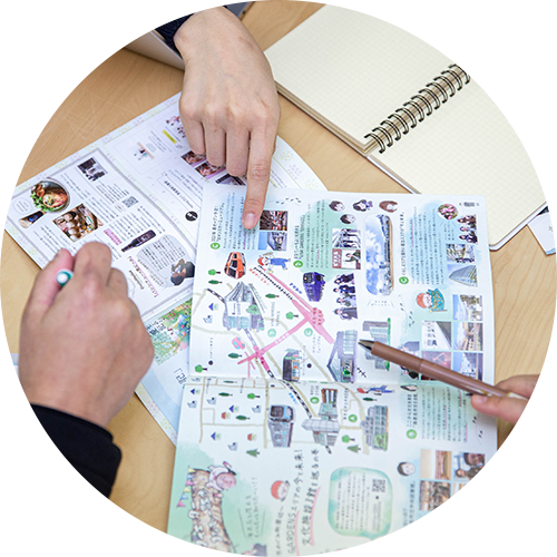 web制作のミーティングをするカズミアスタッフ