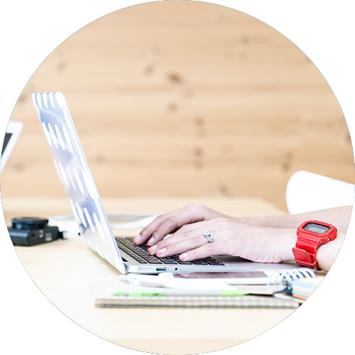 パソコンを操作するカズミアスタッフの手元