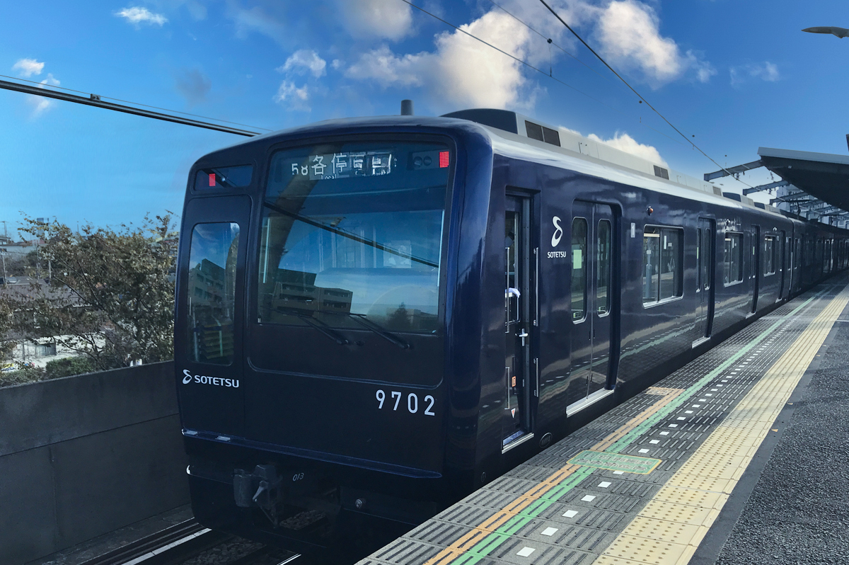 相鉄線の電車横浜ネイビーブルートレイン