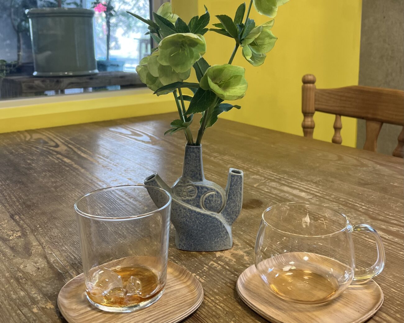 カフェの机とカップ